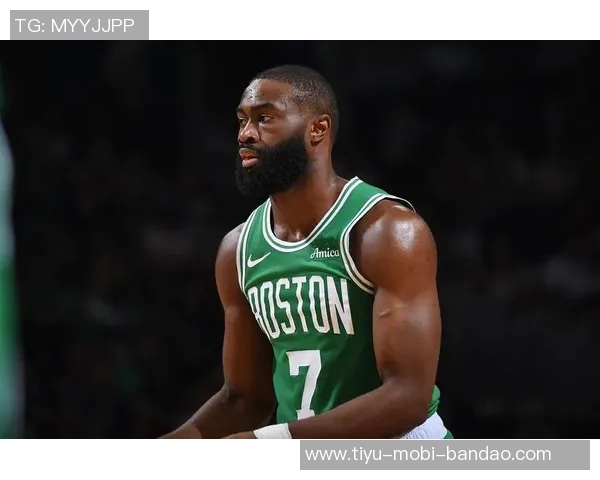 杰伦布朗半场表现出色16投7中贡献16分5篮板3助攻正负值高达22